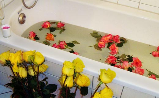 Ein spontan erfüllter Traum einer Kundin: in Rosenblättern baden