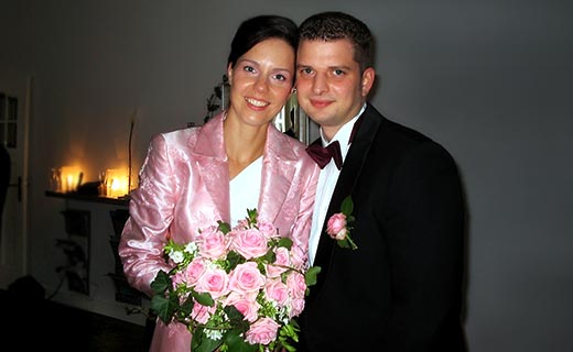 Brautpaar mit rosa Rosen-Brautstrauss