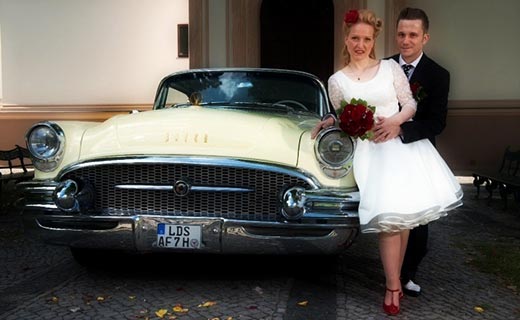 Rock-a-Billy Hochzeit stilvoll mit American Limousine und rote Rosen-Brautstrauss von Blumen Olli aus Berlin Wilmersdorf